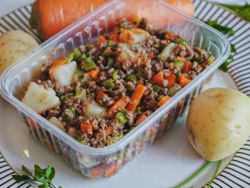 Carne moída, batata e mix de legumes (cenoura, brócolis)