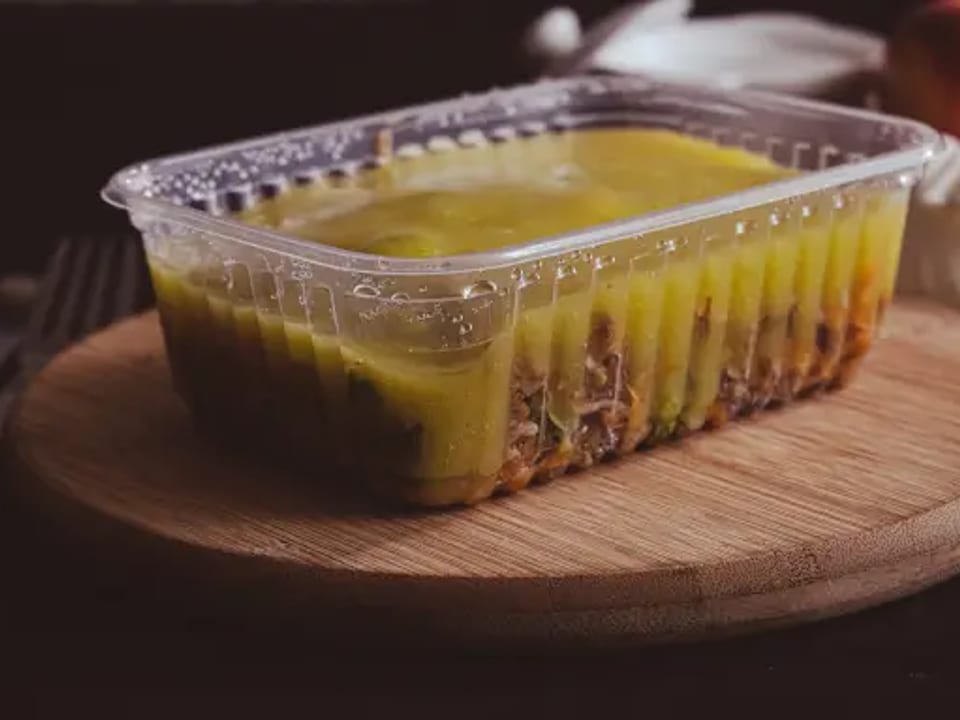 Escondidinho de mandioca com pernil desfiado e legumes