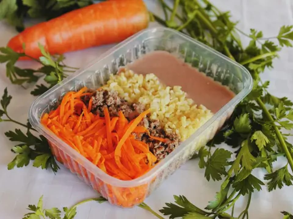 Carne moída, arroz integral, feijão, e cenoura