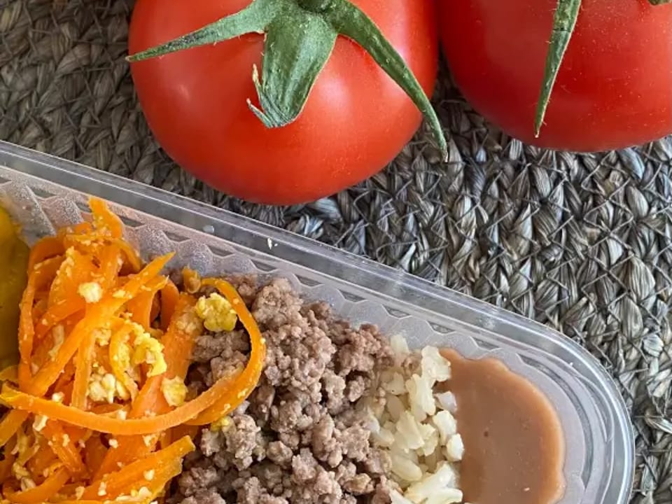 Carne moída, arroz integral, feijão, farofa de cenoura