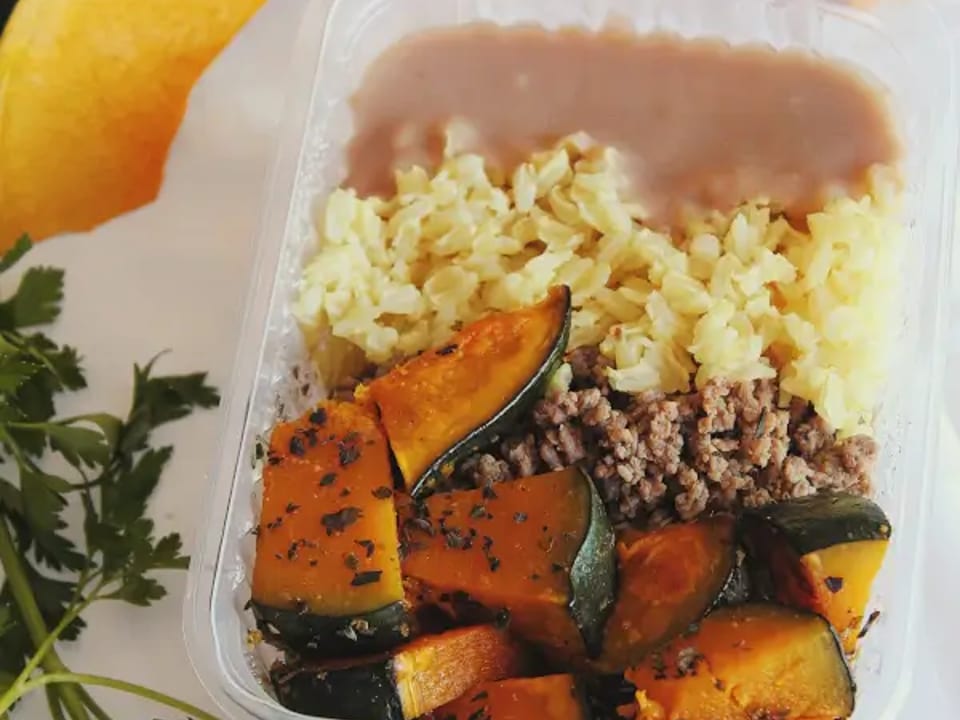 Carne moída, arroz integral, feijão, e abóbora assada