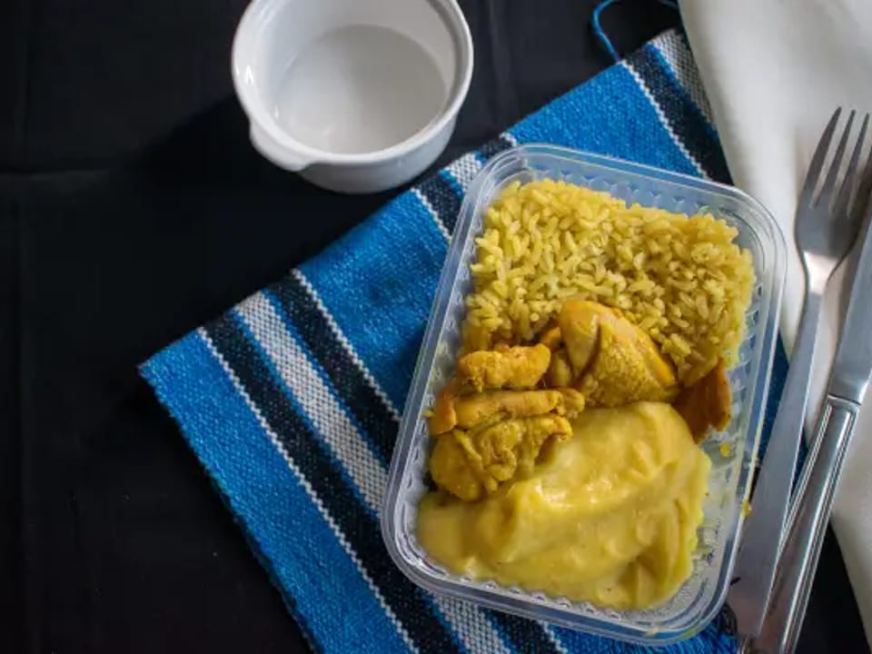Coxa e sobrecoxa ao molho com creme de milho e arroz integral