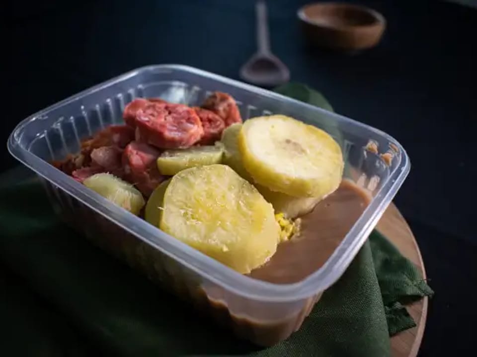 Pernil picadinho, arroz integral, feijão e batata doce