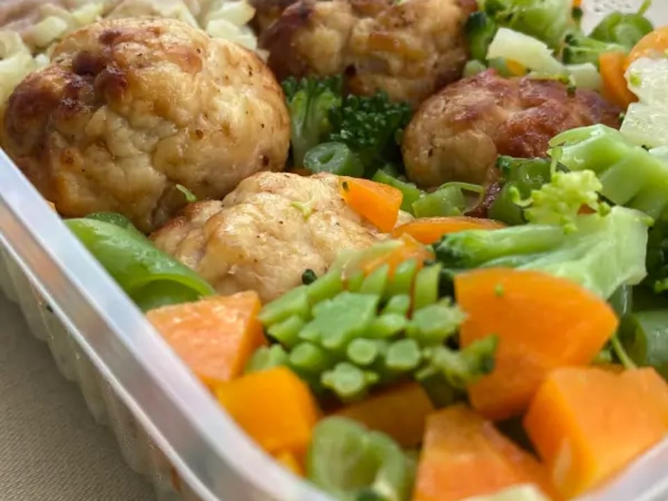 Almôndegas de frango, arroz integral, feijão e legumes