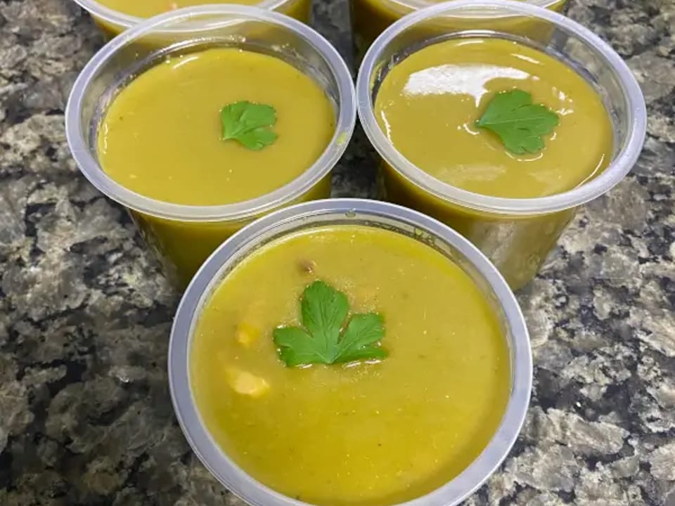 Caldo de mandioca com frango desfiado