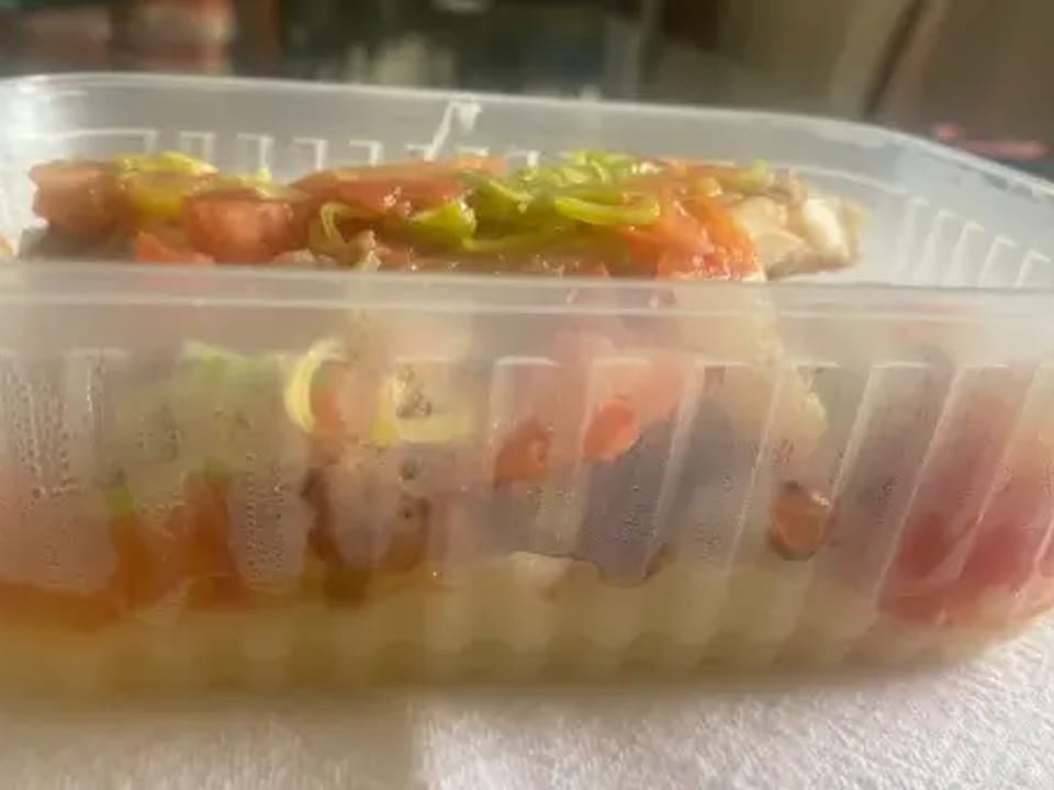 Tilápia com purê de batatas e alho-porró e tomate